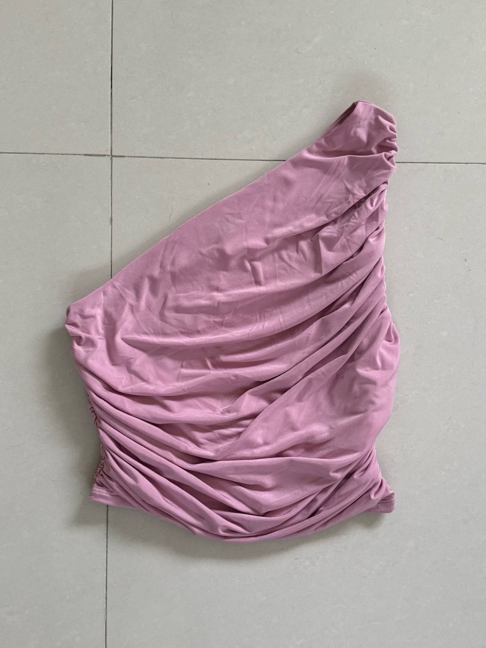Express Body Contour One-Shoulder Ruched Top in Mauve Pink
